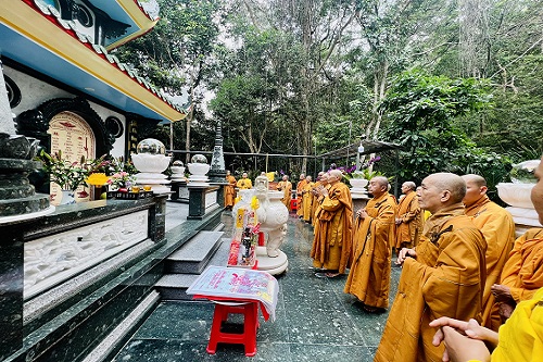 Hoà thượng Trưởng Tông phong cùng chư Tôn Hoà thượng, chư tôn đức giáo phẩm niệm hương cúng dường, sái tịnh Bảo Tháp Đức Thầy Ni Trưởng thượng Huệ hạ Giác tại Tổ Đình Linh Sơn.